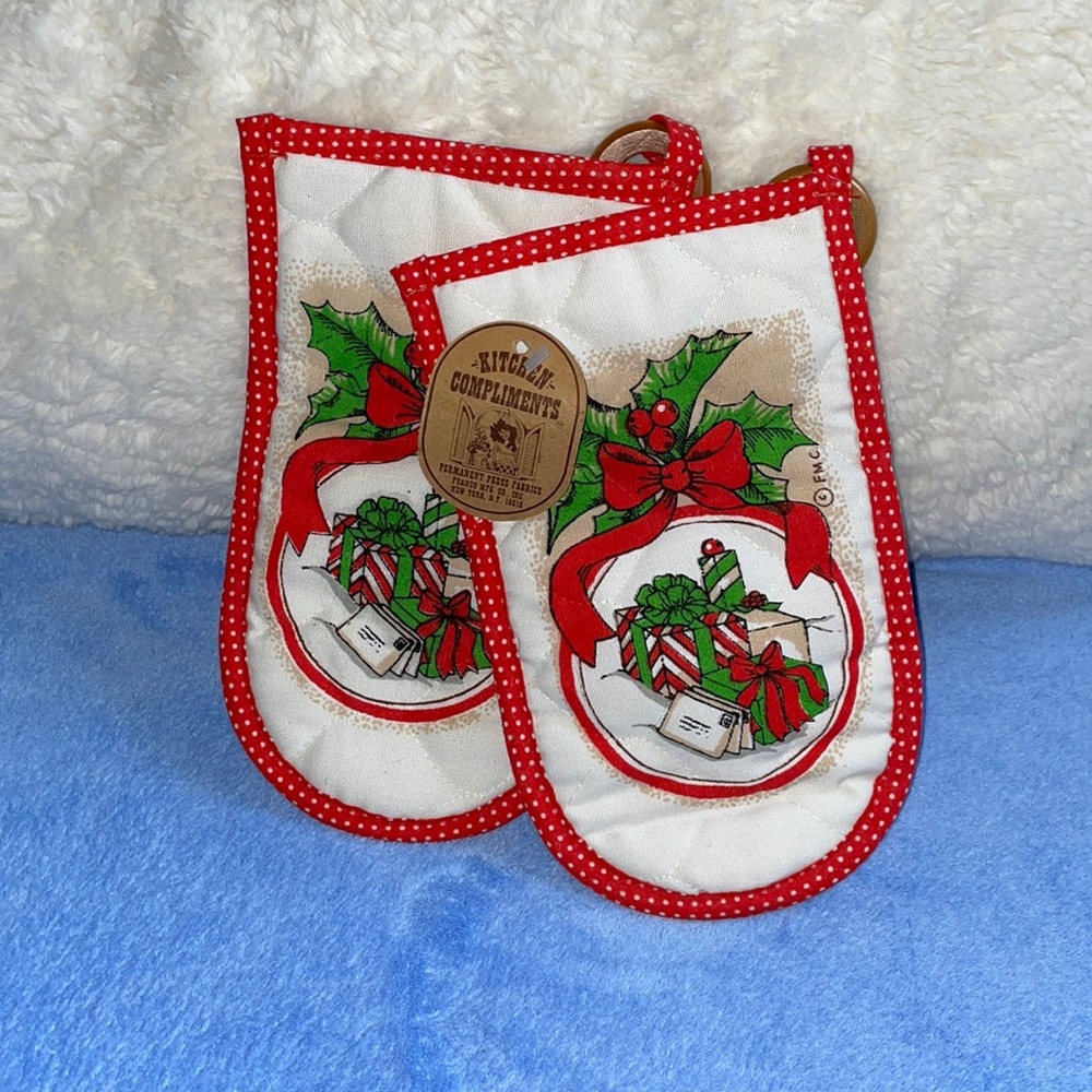 Vintage NWT.  Kitchen Compliments Oven Mitts